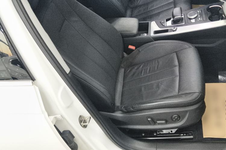 Used Audi A4L 2019 40 TFSI Fashion Edition China VI Emission Standard Right Front Seat