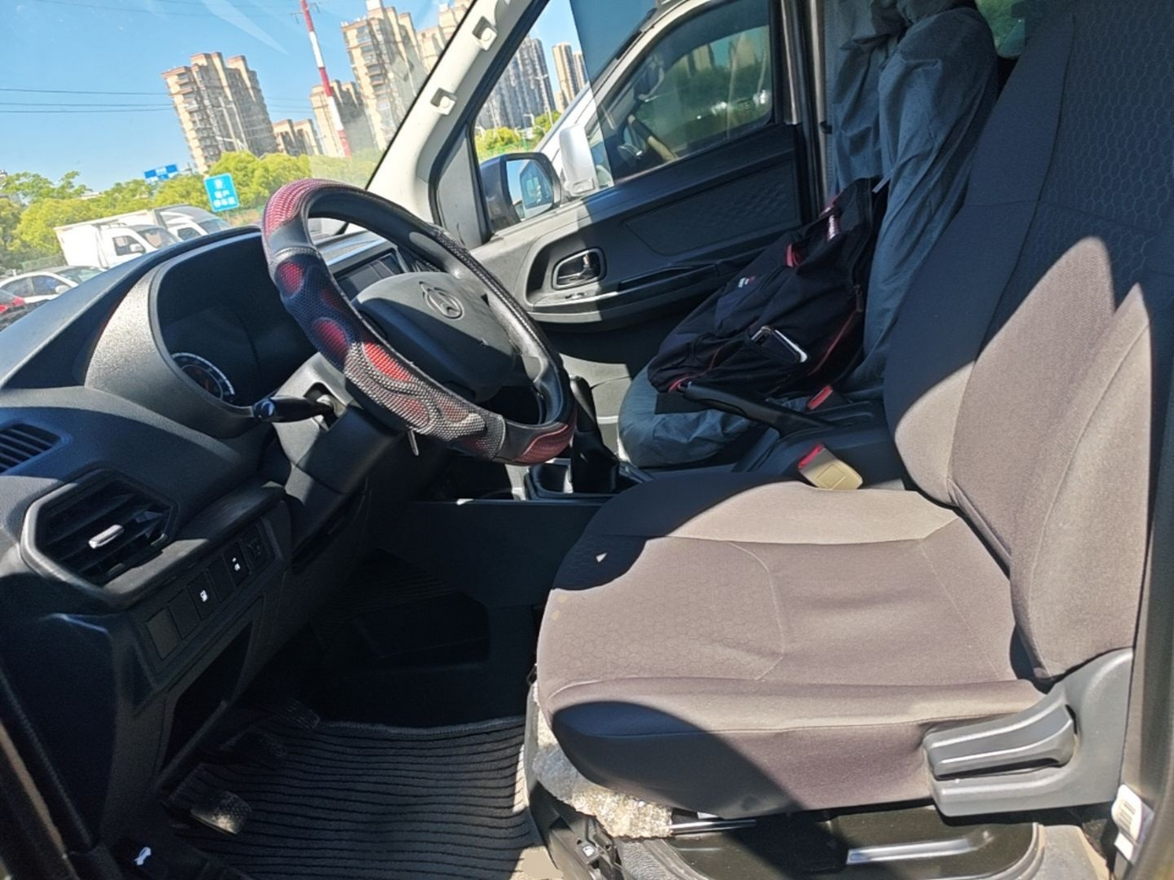 Переднее сиденье в автомобиле
