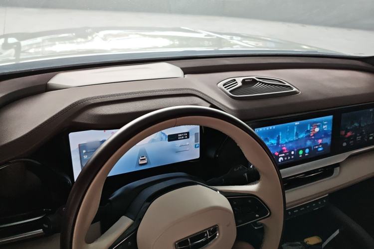 Used Geely Auto Monjaro L 2021 2.0TD DCT EVO Two-Wheel Drive Prestige Version Center Console