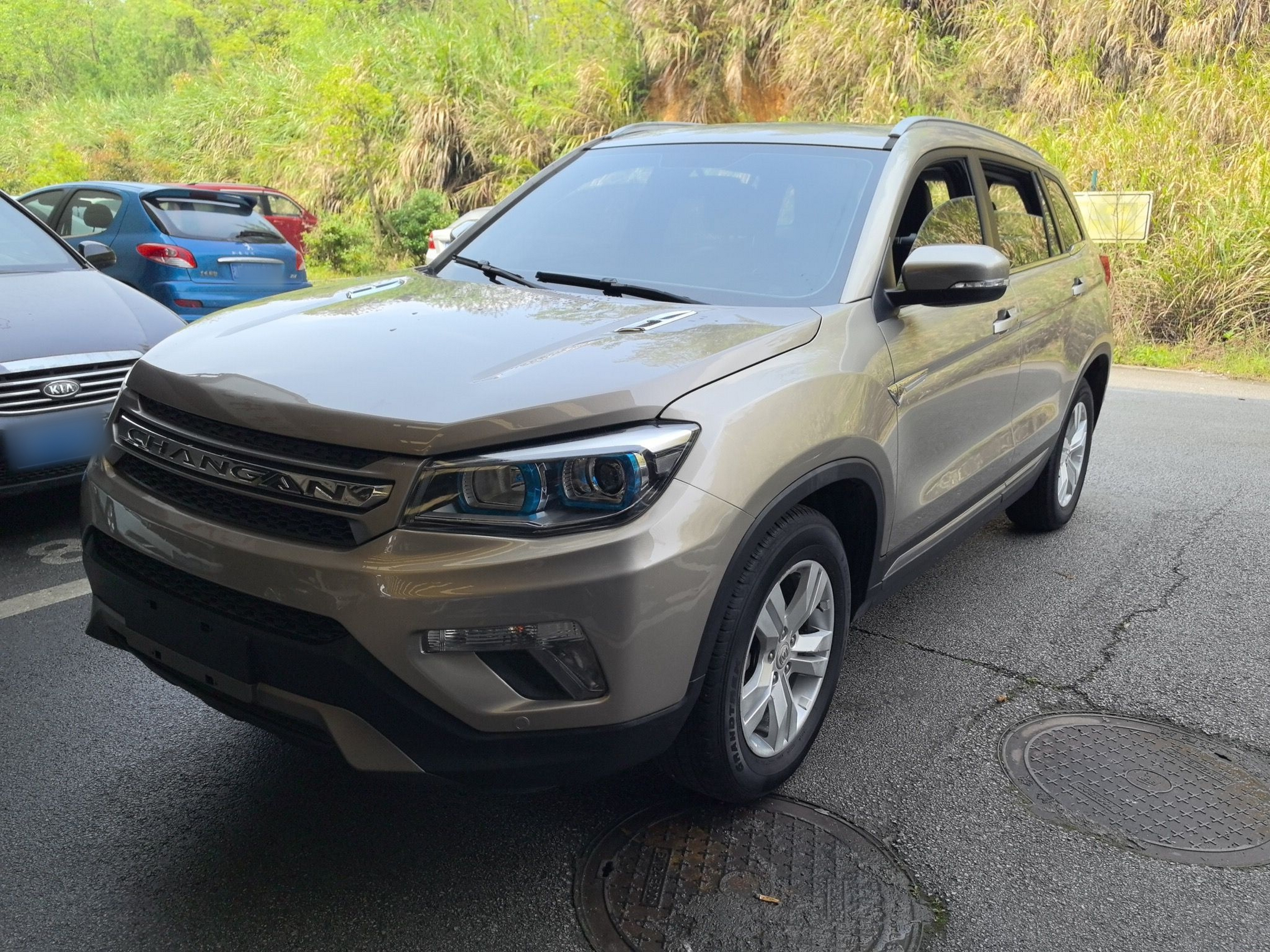 تحت مقدمة السيارة