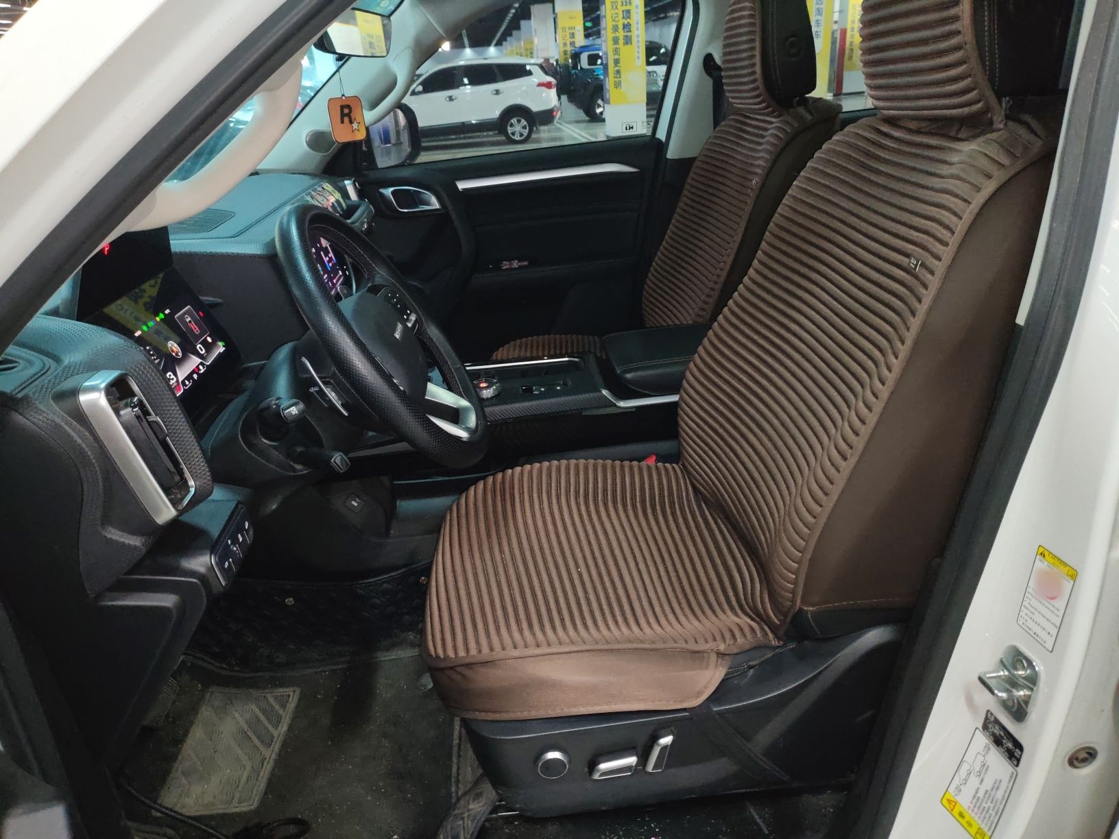 Переднее сиденье в автомобиле