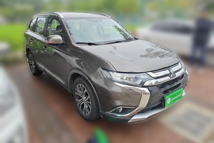 Used Mitsubishi Outlander 2017 2.0L Two-Wheel Drive Glory Edition 5 Seats Front Right 45 Deg