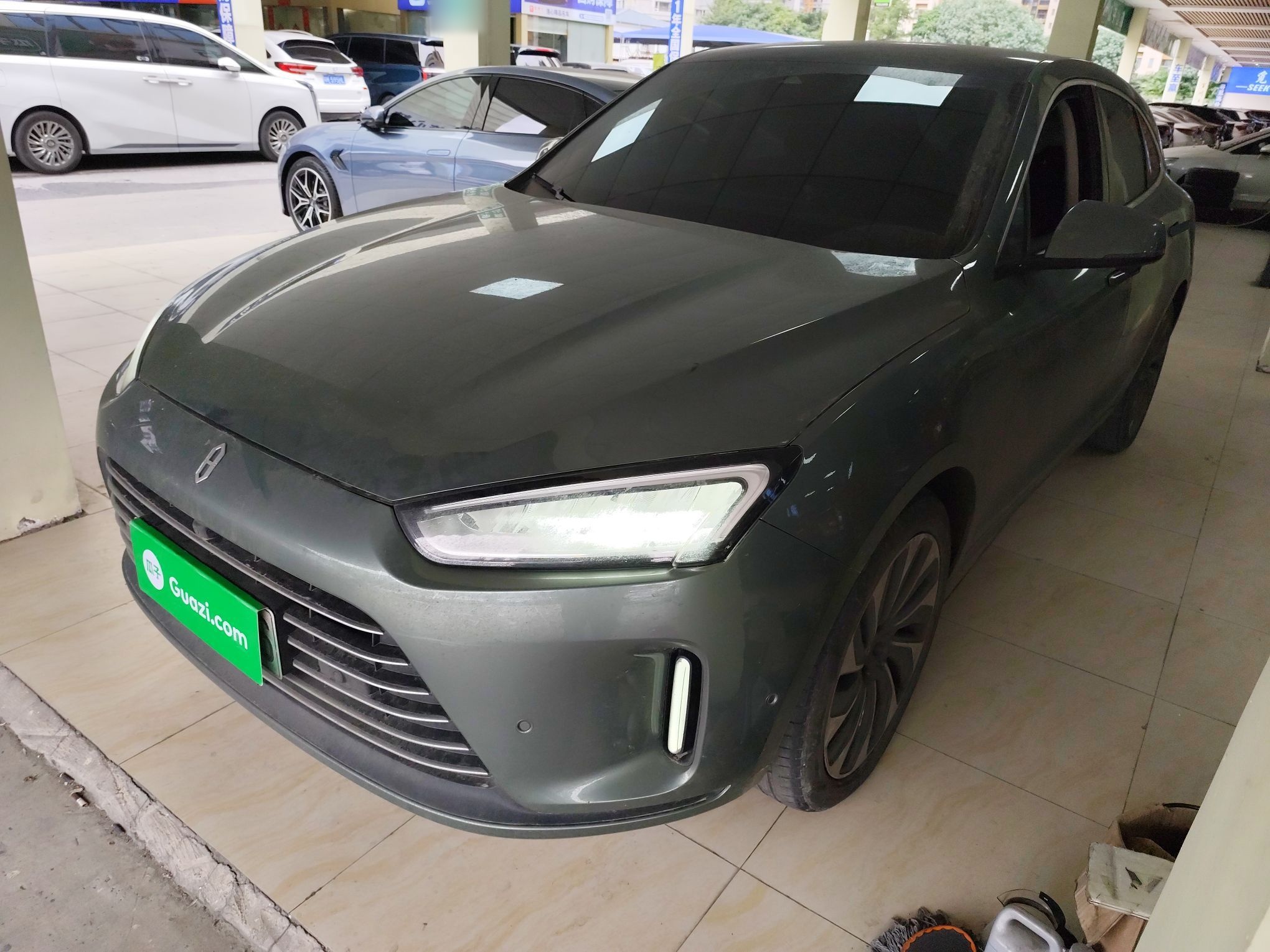 Под передней частью автомобиля