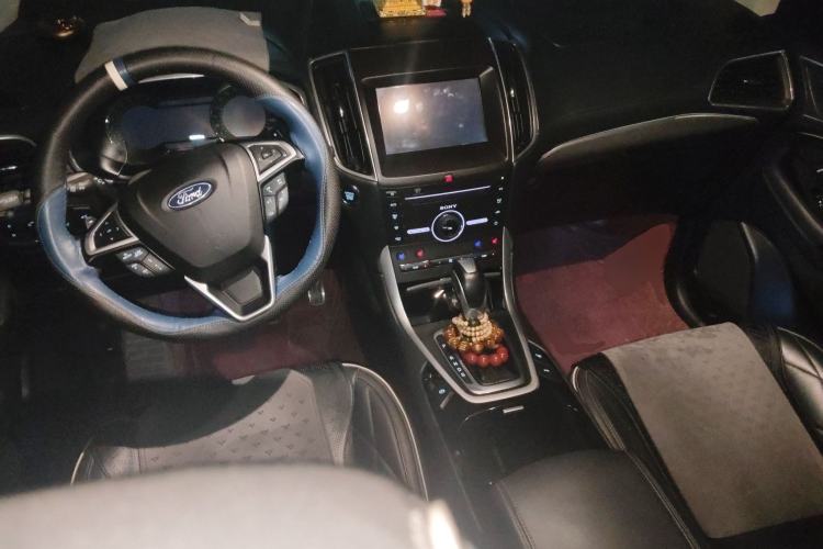 Used Ford Edge 2016 EcoBoost 330 V6 Four-Wheel-Drive Flagship Model with 7 Seats Center Console