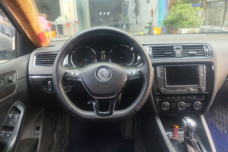 Used Volkswagen Sagitar 2017 230TSI Automatic Luxury Edition Steering Wheel