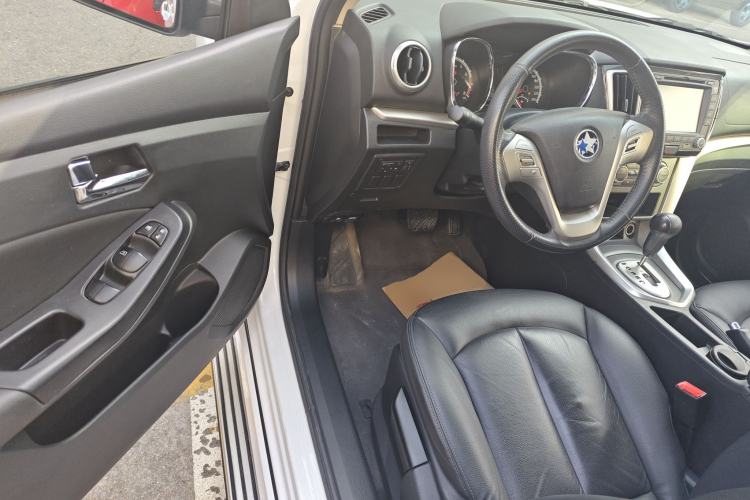 Used Venucia T70 2015 2.0L CVT Smart Edition