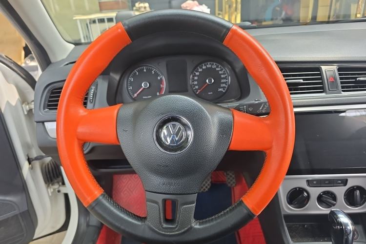 Used Volkswagen Gran Lavida 2013 1.6L Automatic Fashion Model Steering Wheel