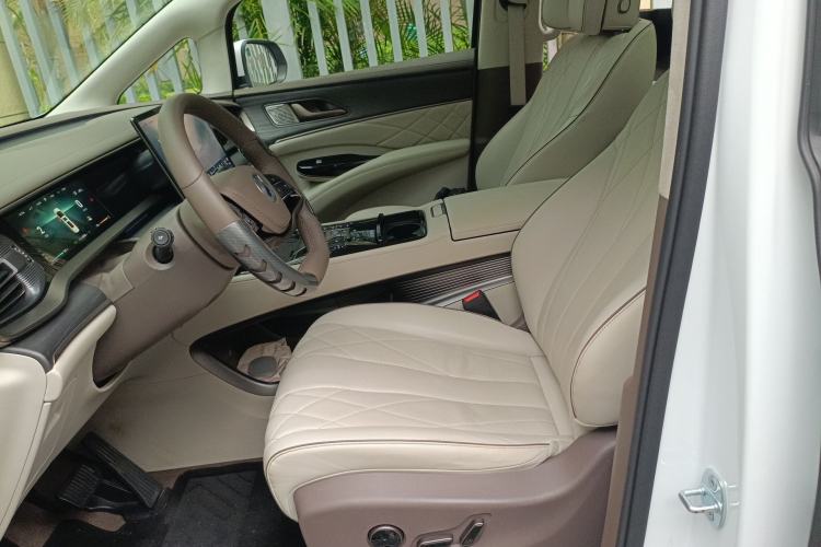 Used Denza D9 2022 DM-i 970 Four-Wheel Drive Flagship Model
