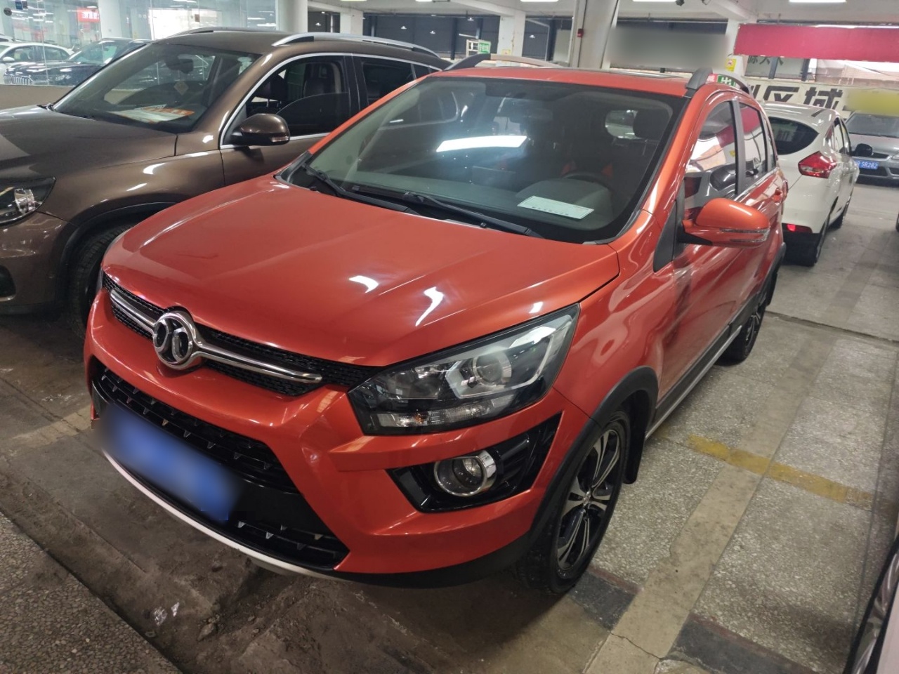 تحت مقدمة السيارة