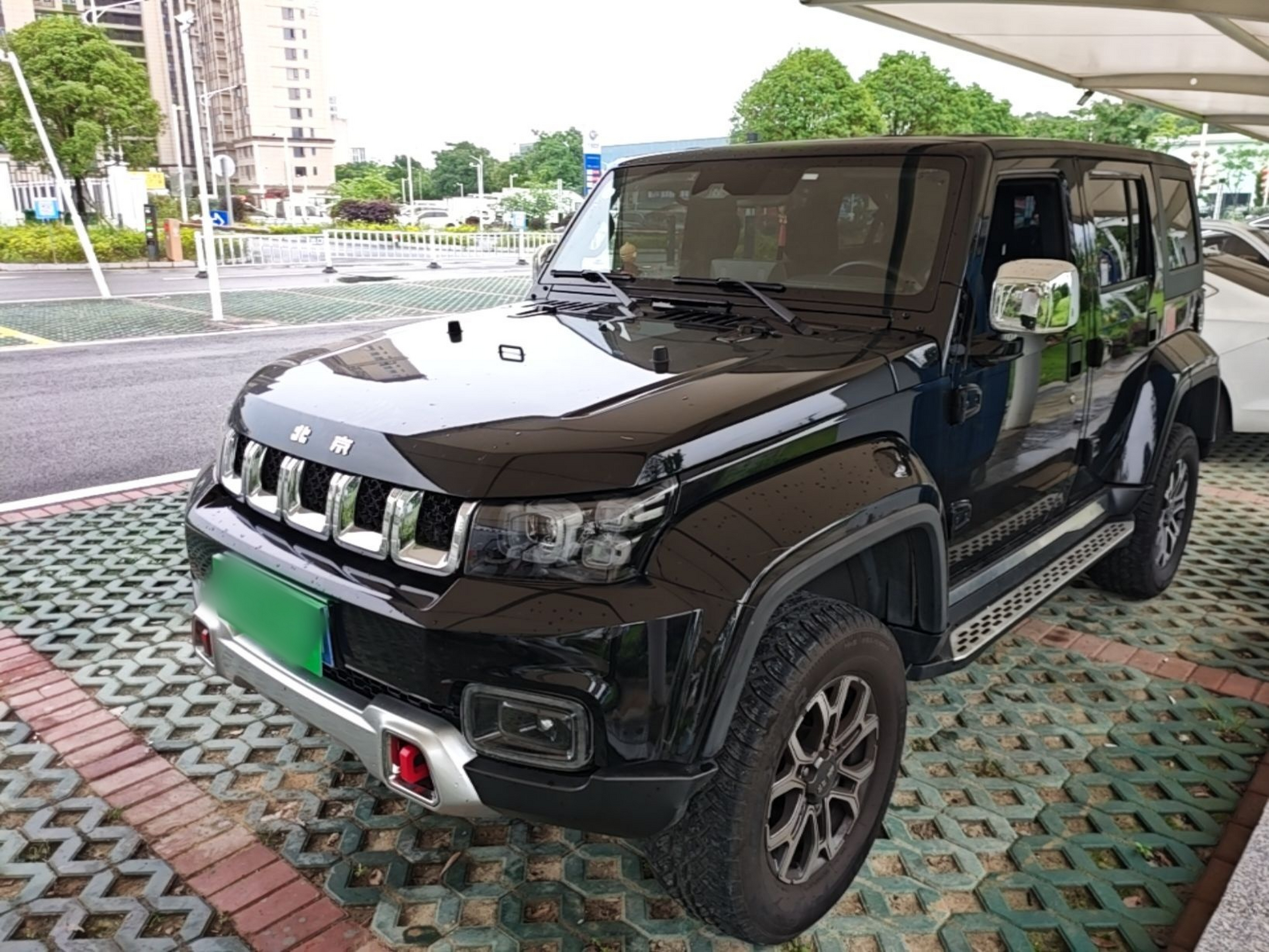 Под передней частью автомобиля