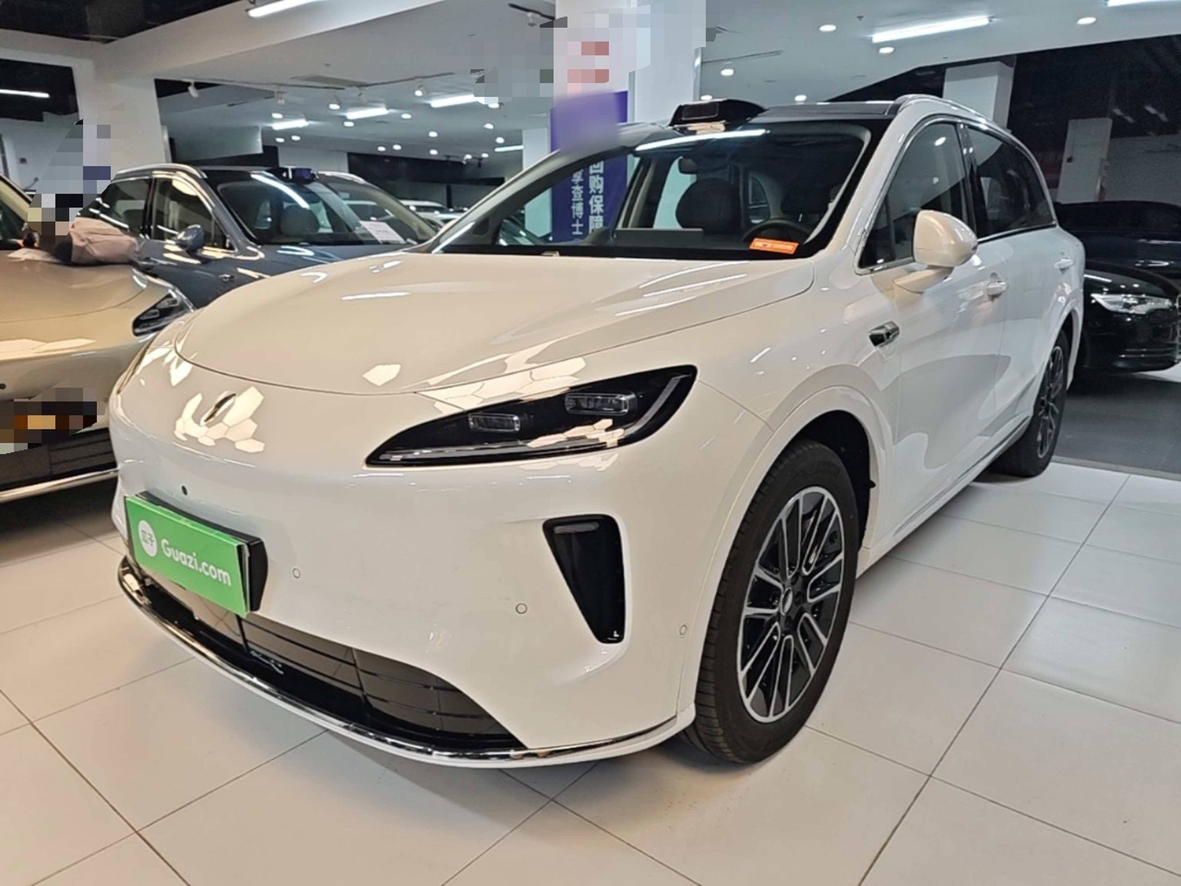 Unter der Vorderseite des Autos