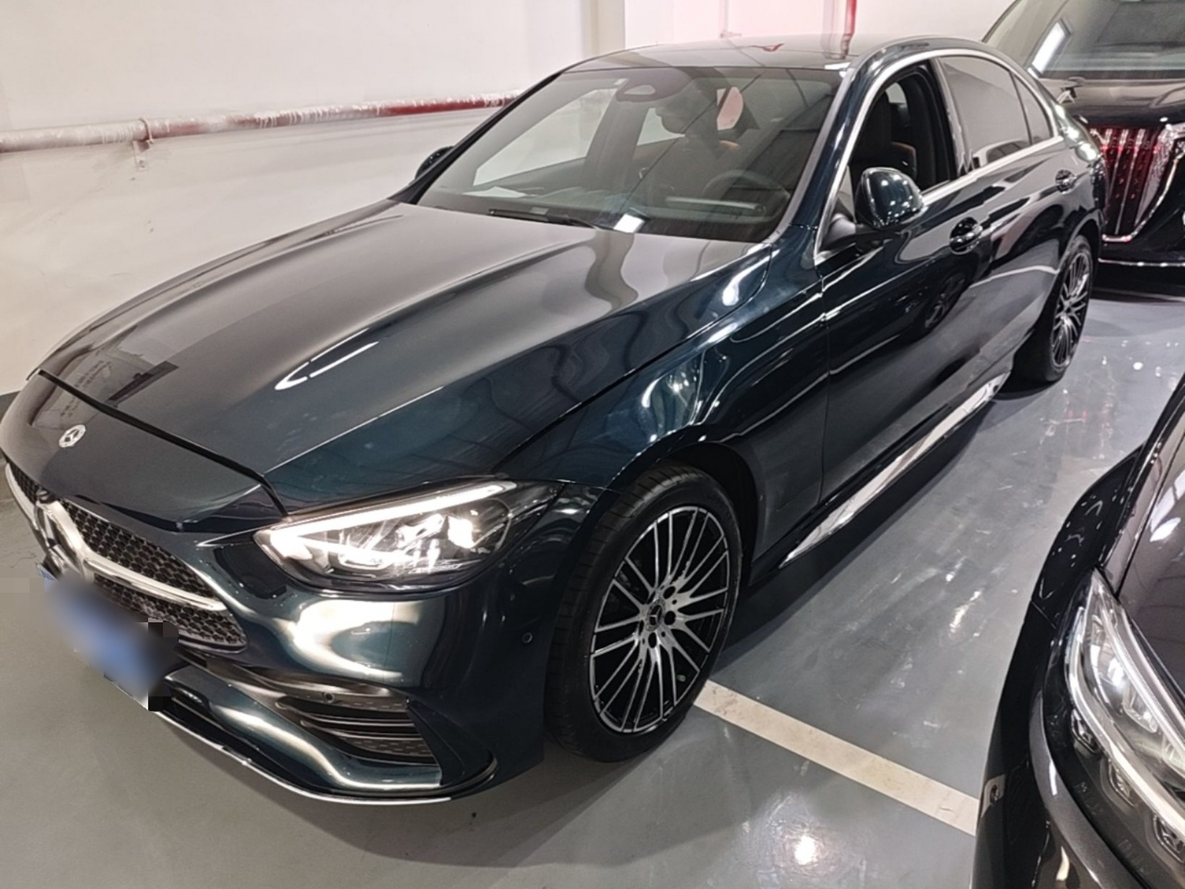 Под передней частью автомобиля