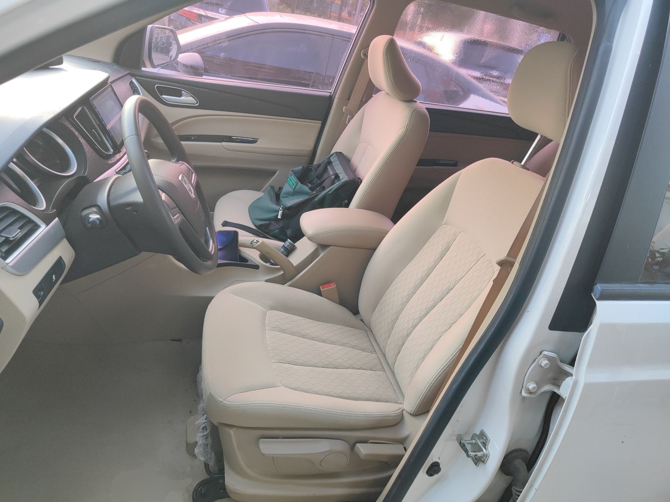 Переднее сиденье в автомобиле