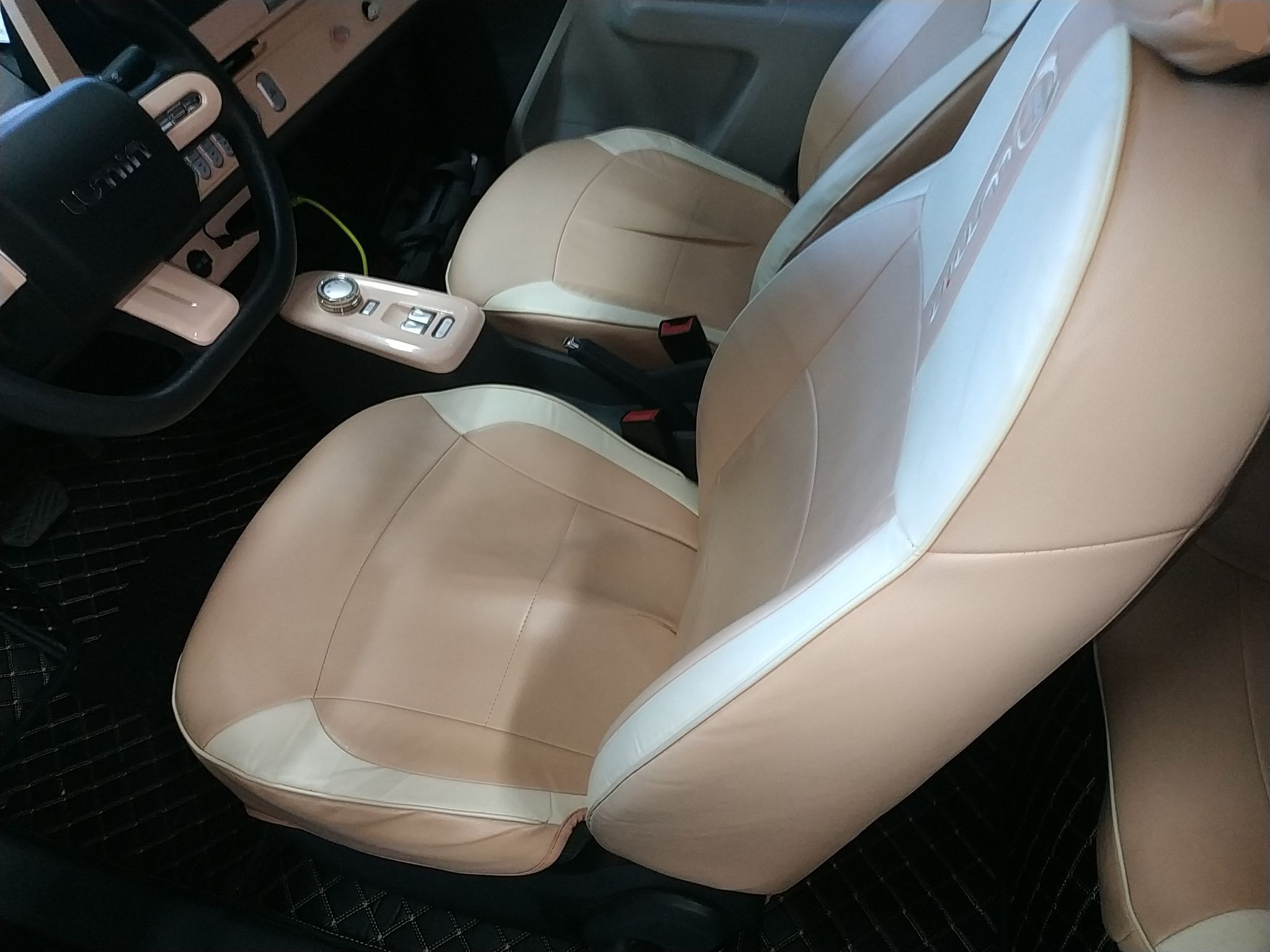 المقاعد الأمامية داخل السيارة