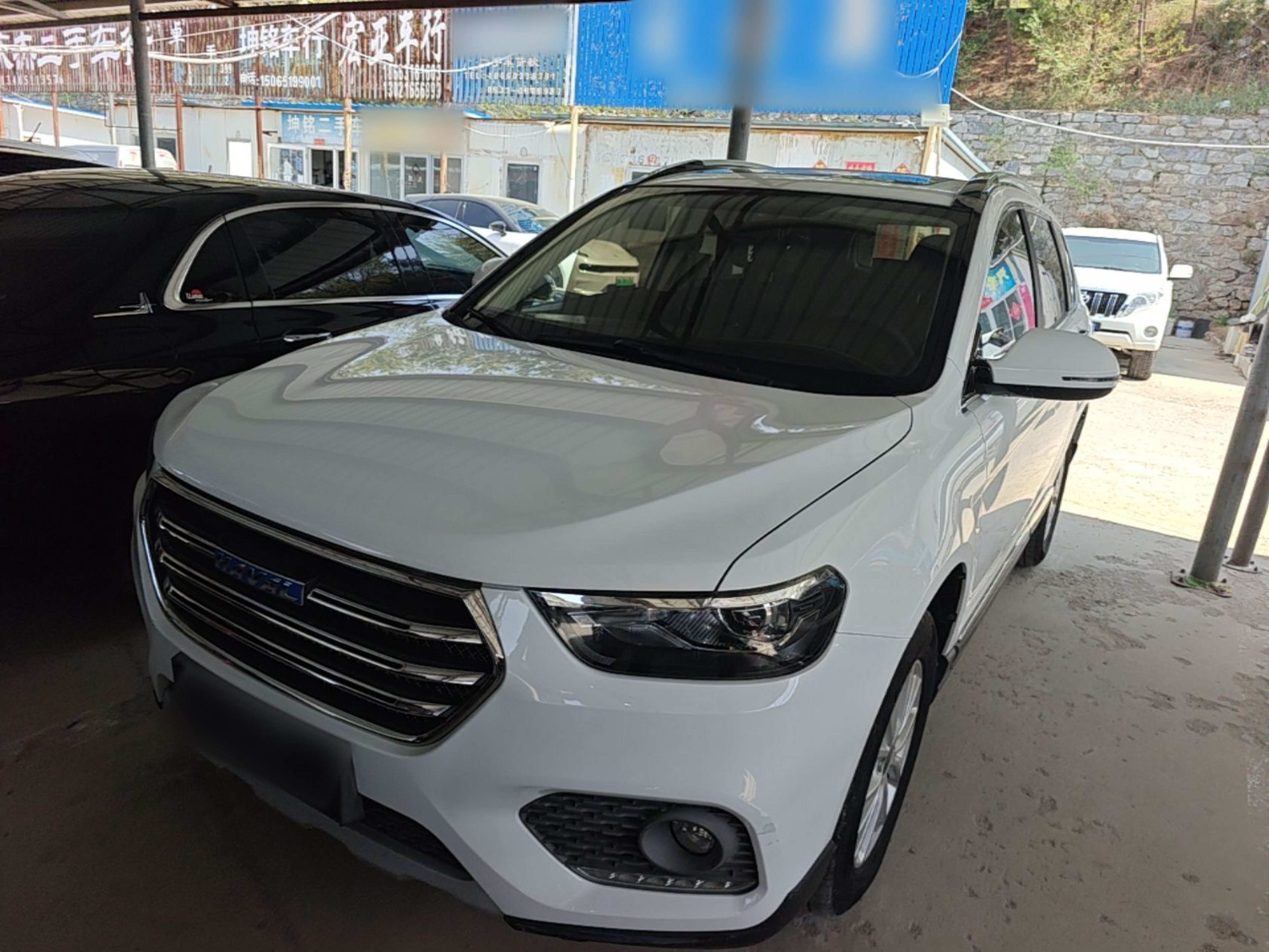 Под передней частью автомобиля