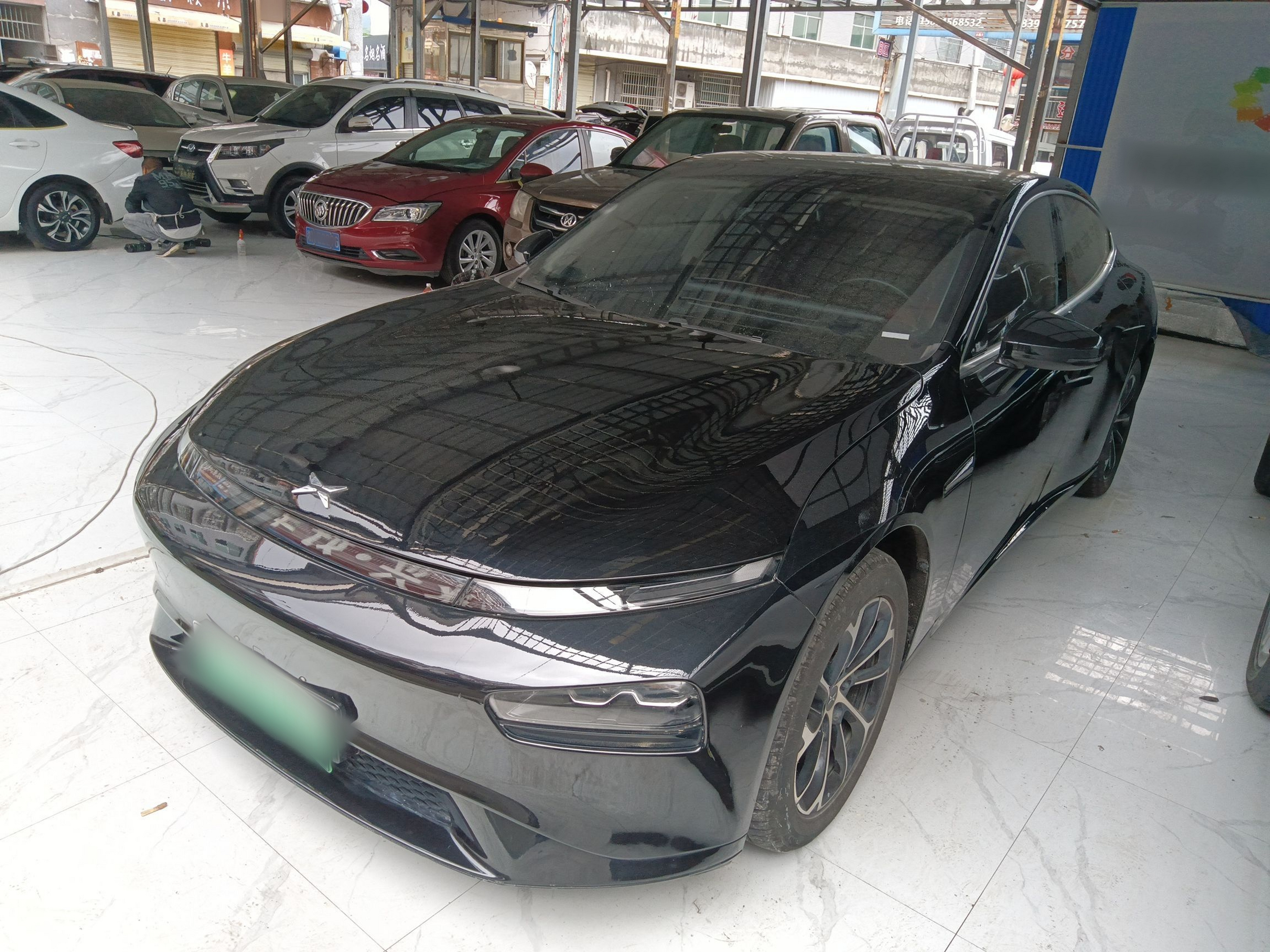 تحت مقدمة السيارة