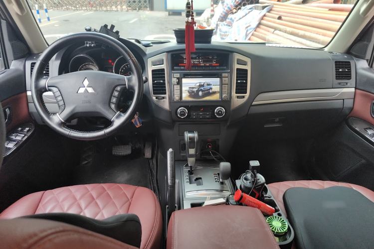 Used Mitsubishi Pajero 2015 3.0L Automatic Luxury Version China IV Standard Center Console