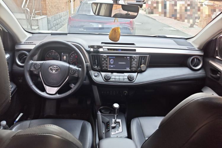 Used Toyota RAV4 2016 2.5L Automatic 4x4 Elite Edition Interior 2