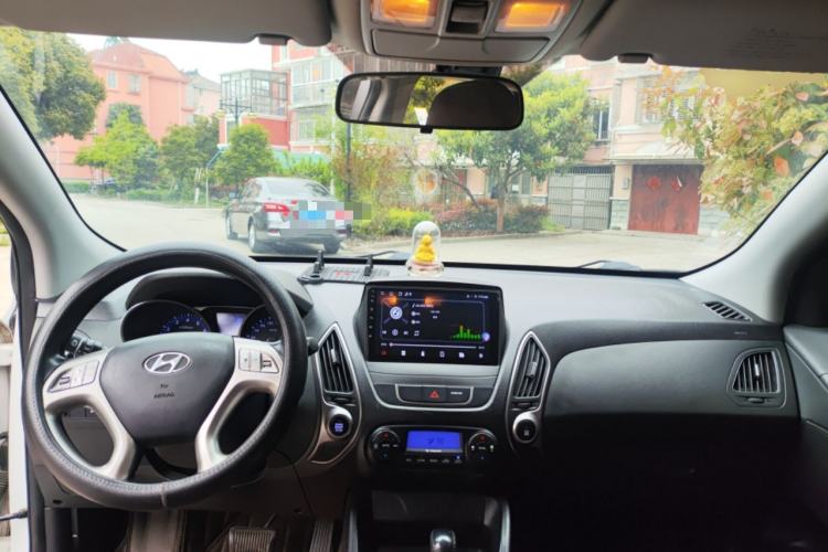 Used Hyundai ix35 2013 2.0L Automatic Two-Wheel Drive Smart GLS China IV Standard Center Console