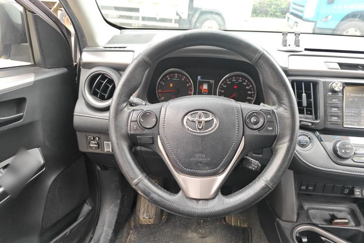 Used Toyota RAV4 2019 2.0L CVT Two-Wheel Drive Fashion X Limited Edition China VI Standard
