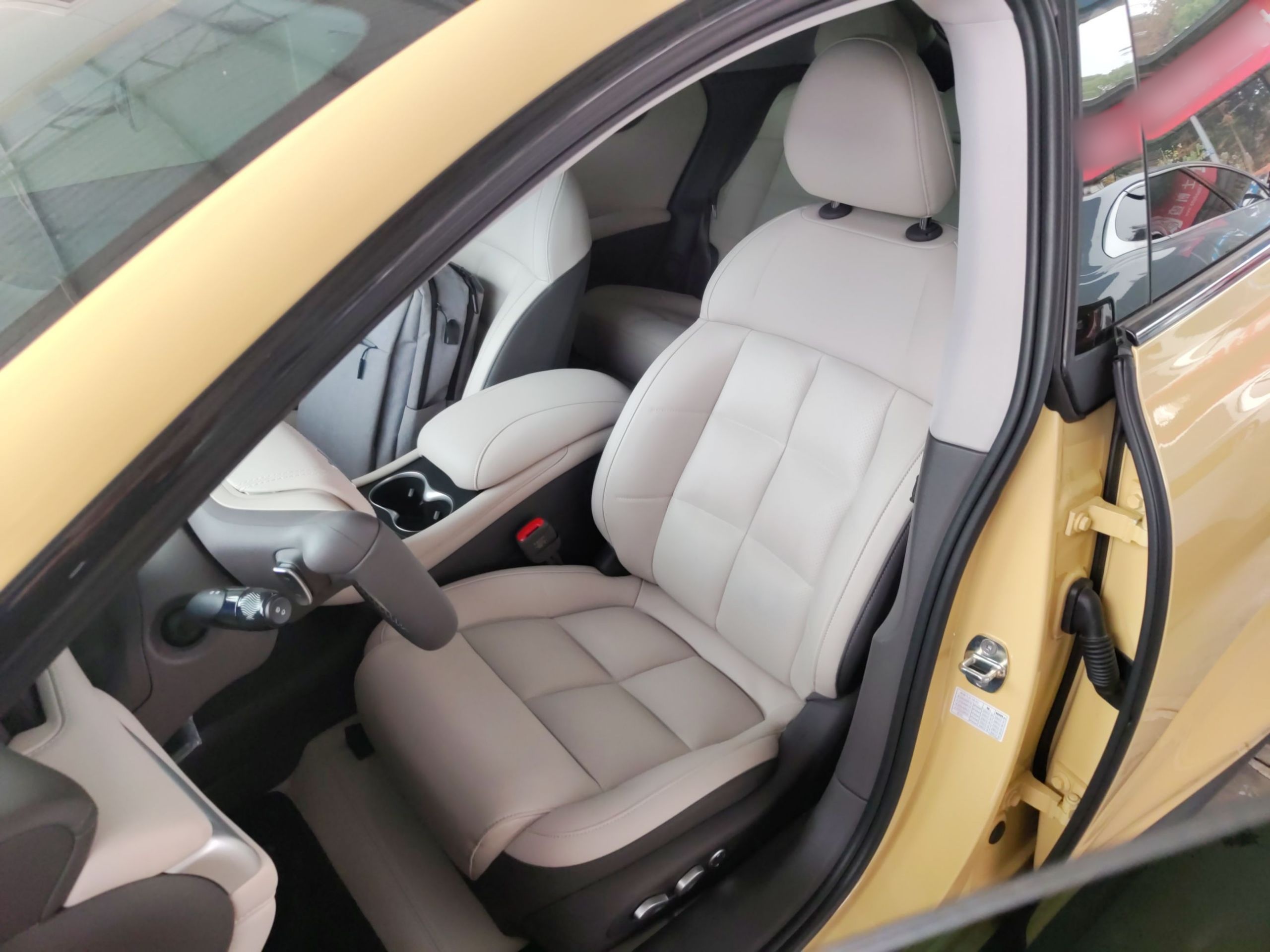 Переднее сиденье в автомобиле