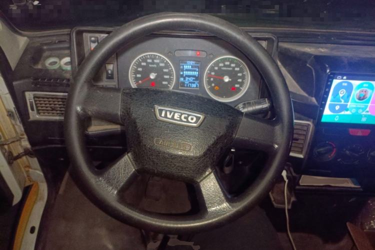 Used Iveco Daily 2020 2.5T A35 Passenger Van Single-Tire Mid-Roof Design 5-9 Seats with Sliding Side Door Meeting China V Emission Standards
