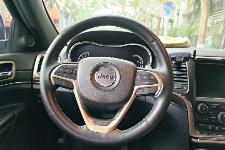 Used Jeep Grand Cherokee 2016 3.0L Comfort Navigation Edition Steering Wheel