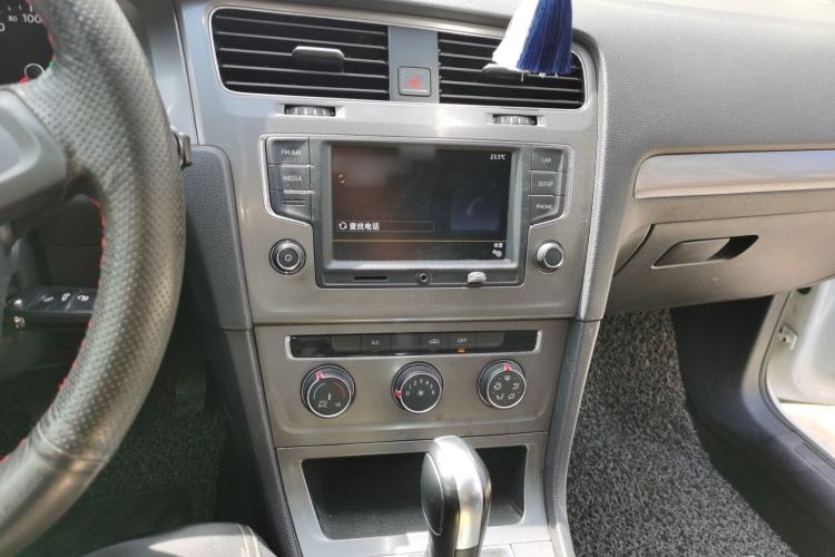 Used Volkswagen Golf 2015 1.6L Automatic Fashion Model Center Console