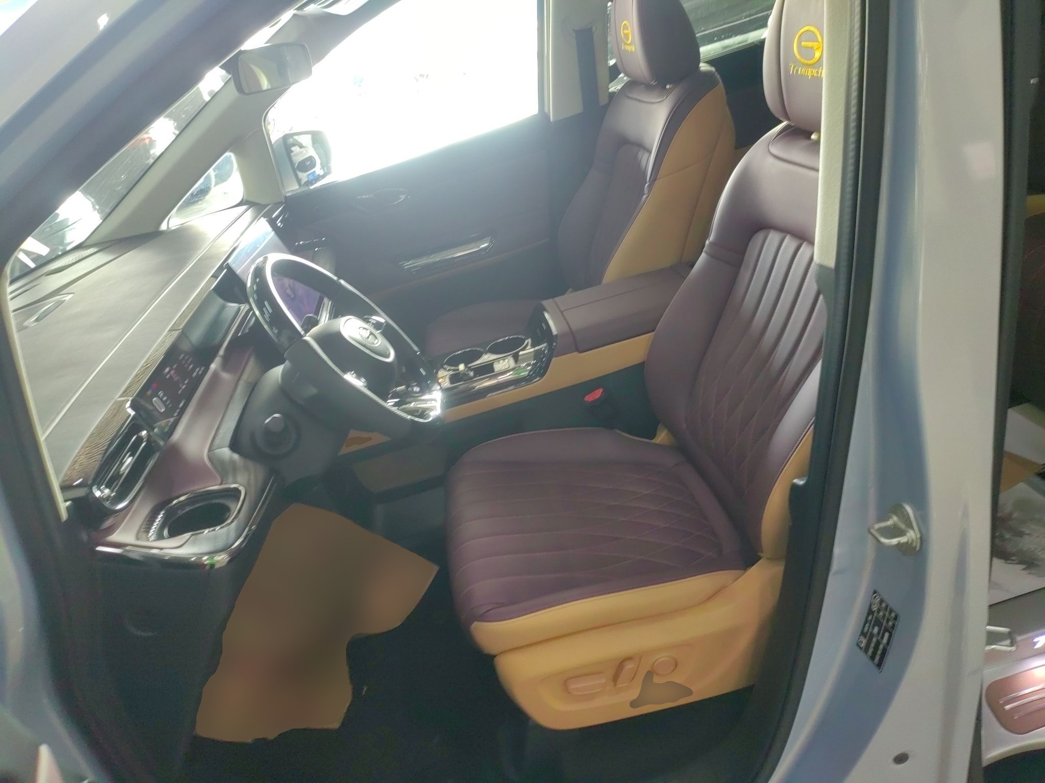 المقاعد الأمامية داخل السيارة