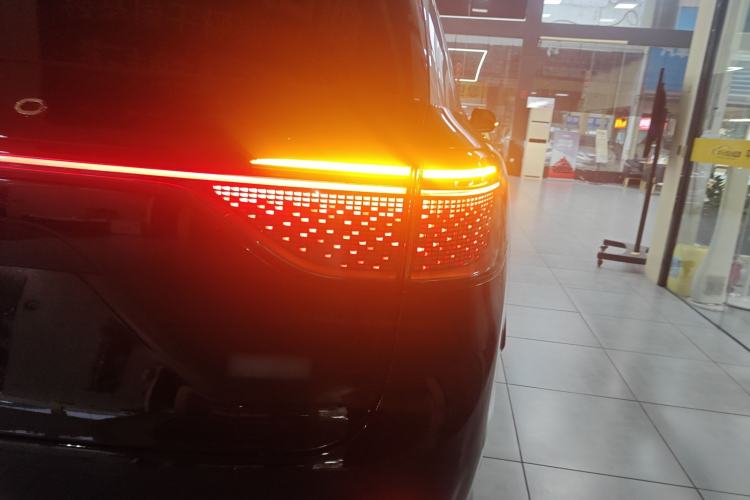 Used Hima AITO M9 2025 Extended-Range Ultra Version 52 kWh 6-Seater Right Rear Taillight