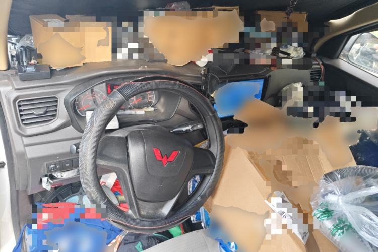 Used Wuling Hongguang V 2022 1.5L Jingqu Edition Enclosed-Window Vehicle with Hydraulic Power Steering LAR