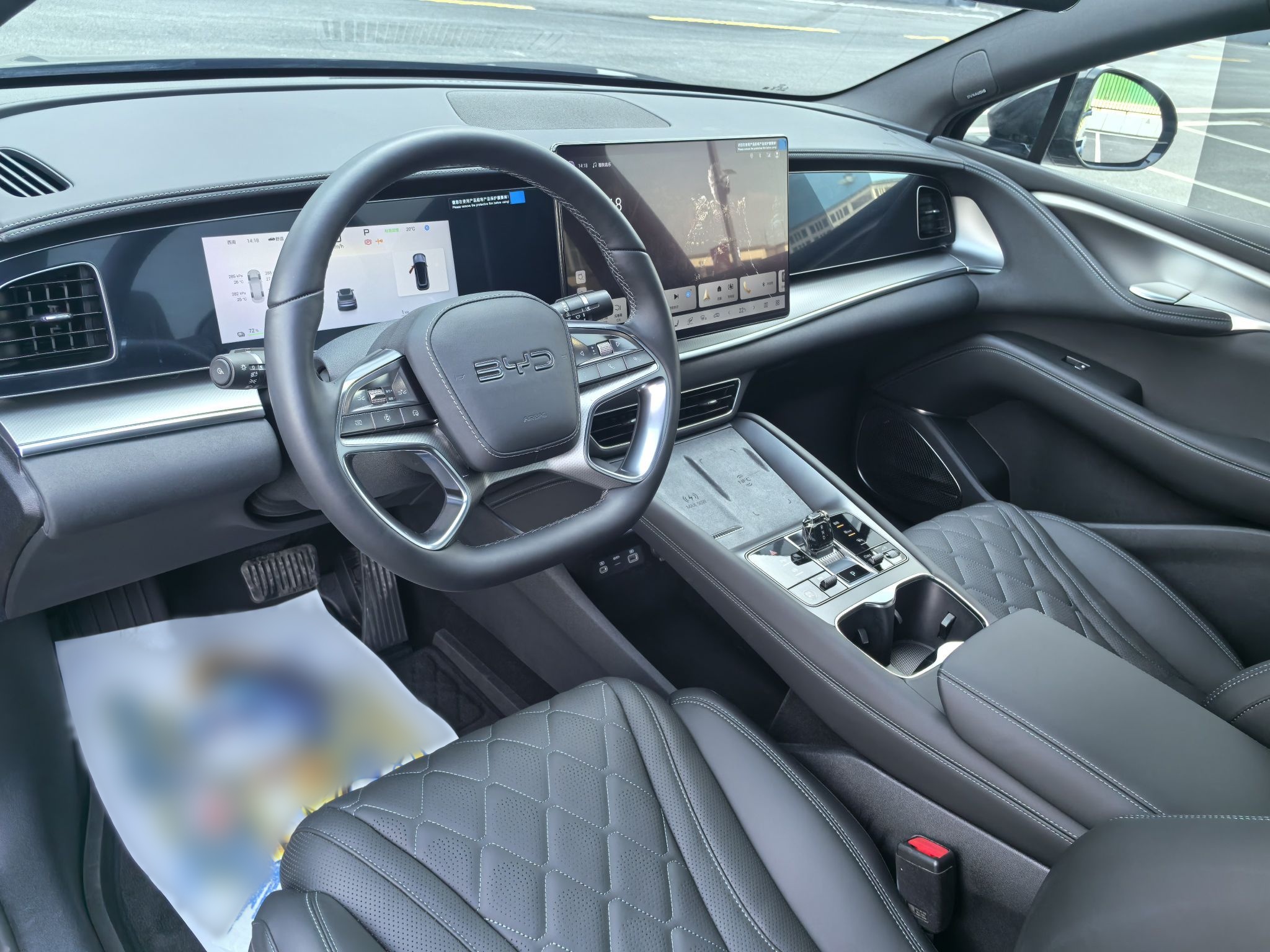 المقاعد الأمامية داخل السيارة