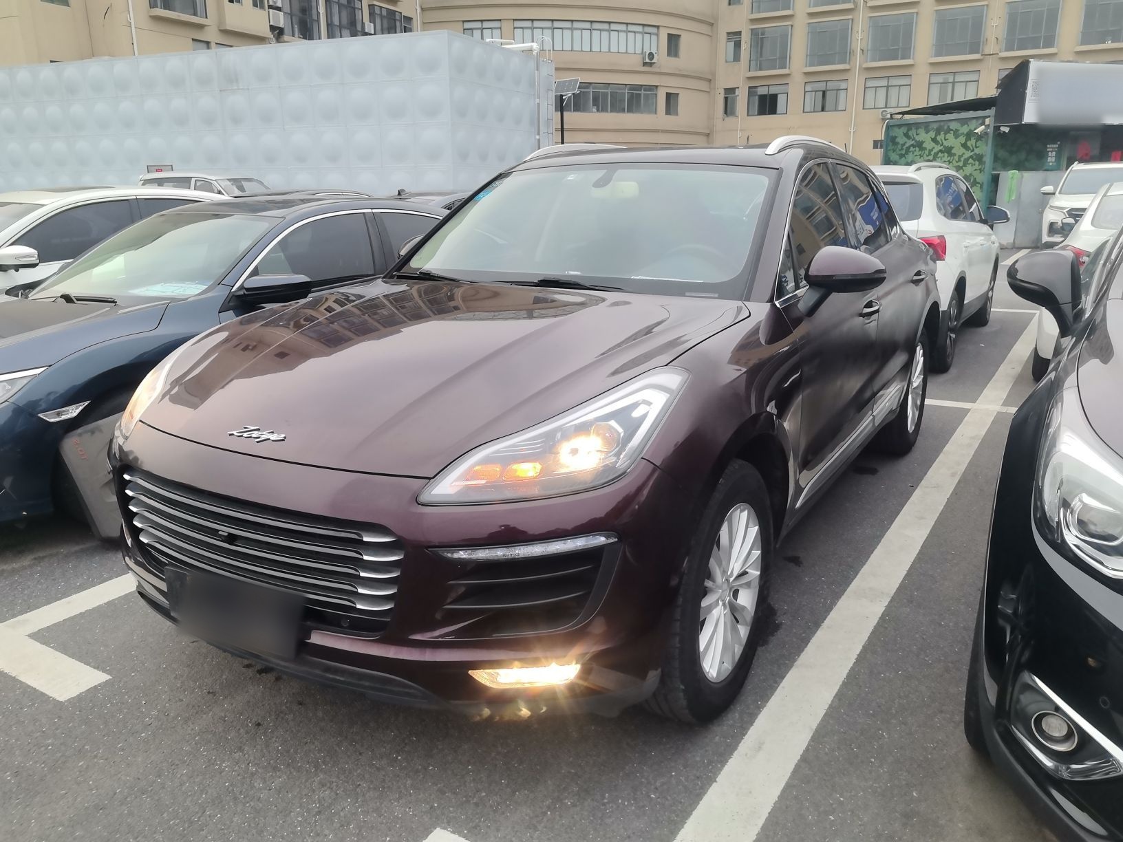 Под передней частью автомобиля