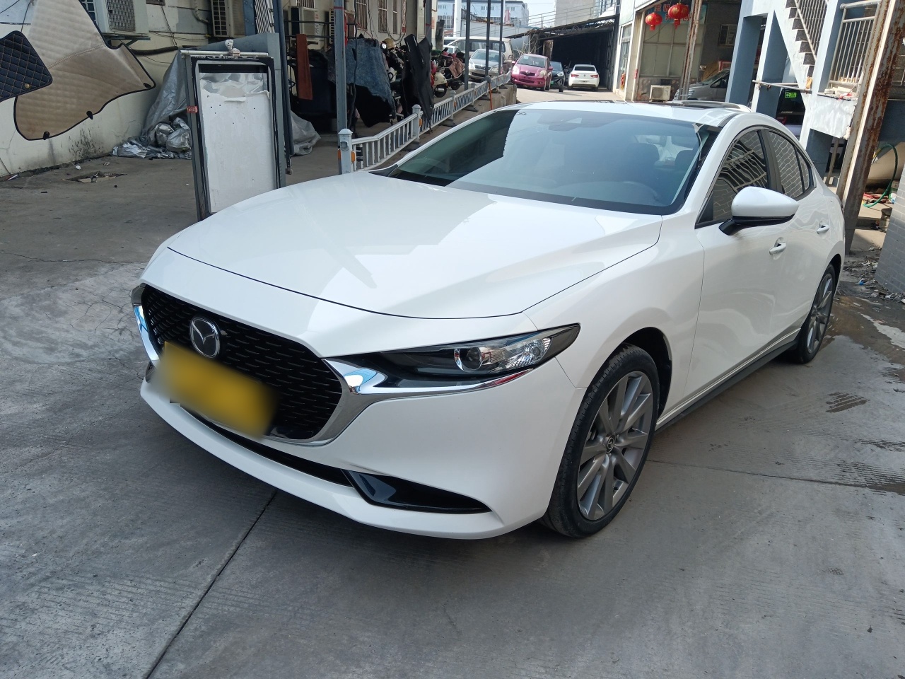 تحت مقدمة السيارة