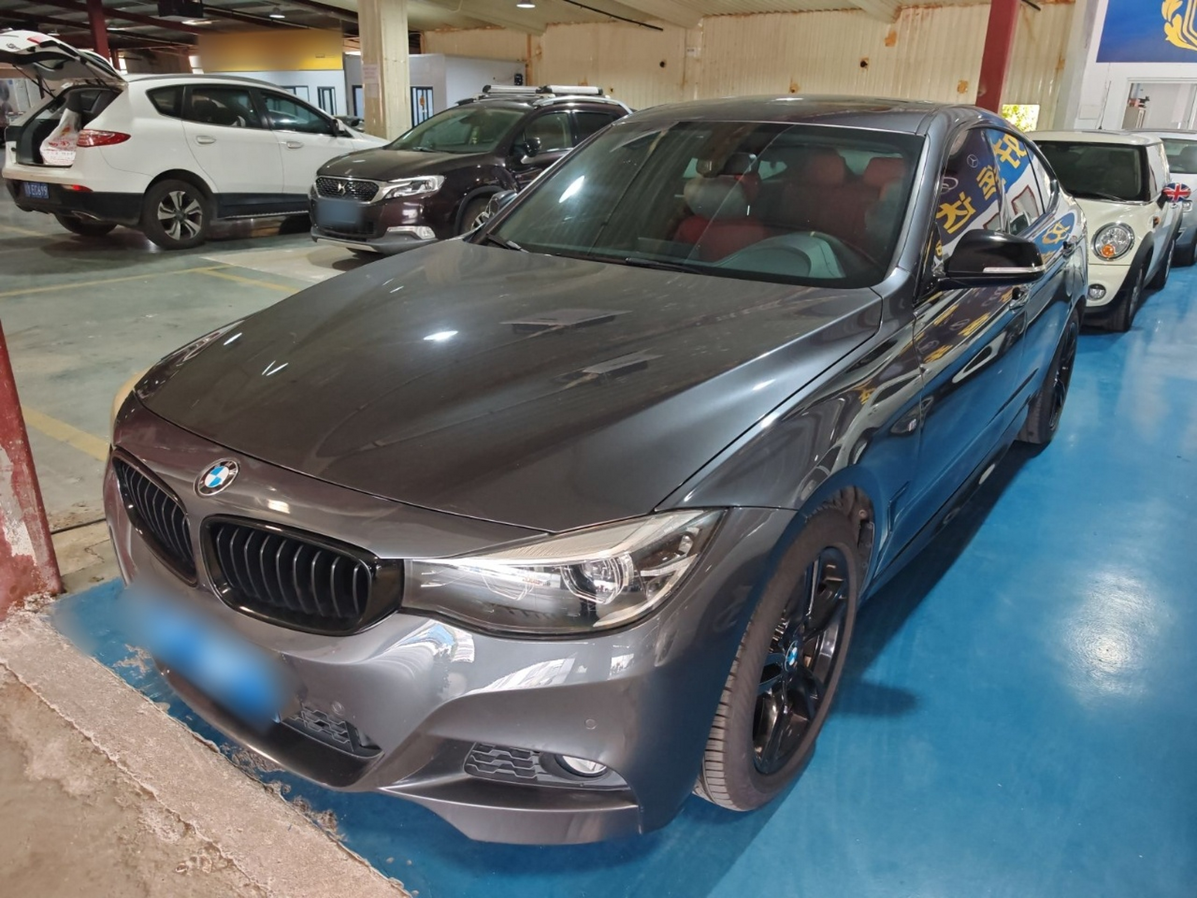 تحت مقدمة السيارة