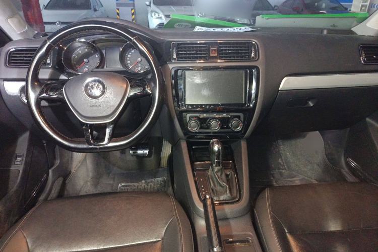 Used Volkswagen Sagitar 2015 230TSI Automatic Comfort Version Center Console