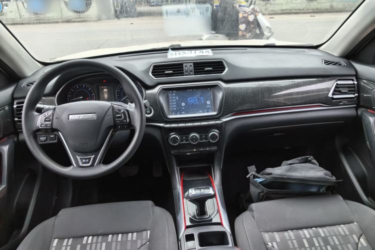 Used Haval H2 2018 Chuanxiang Edition Blue Badge 1.5T Dual-Clutch Two-Wheel Drive Fashionable Model Center Console