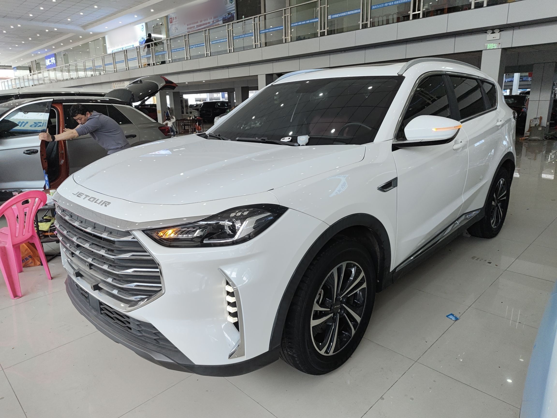 تحت مقدمة السيارة