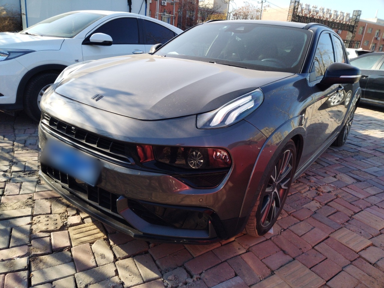 Под передней частью автомобиля