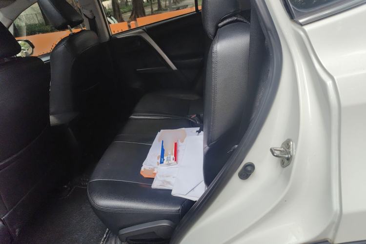 Used Toyota RAV4 2019 2.0L CVT Two-Wheel Drive Comfort Edition China VI Standard Left Rear Seat