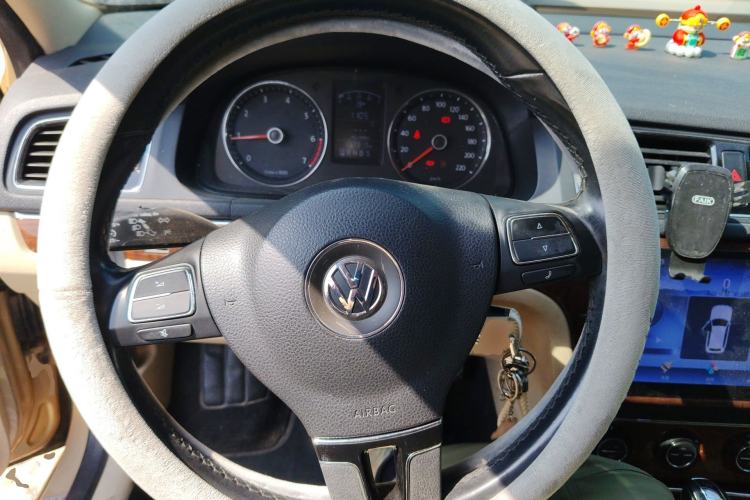 Used Volkswagen Lavida 2013 1.6L Automatic Luxury Edition Steering Wheel