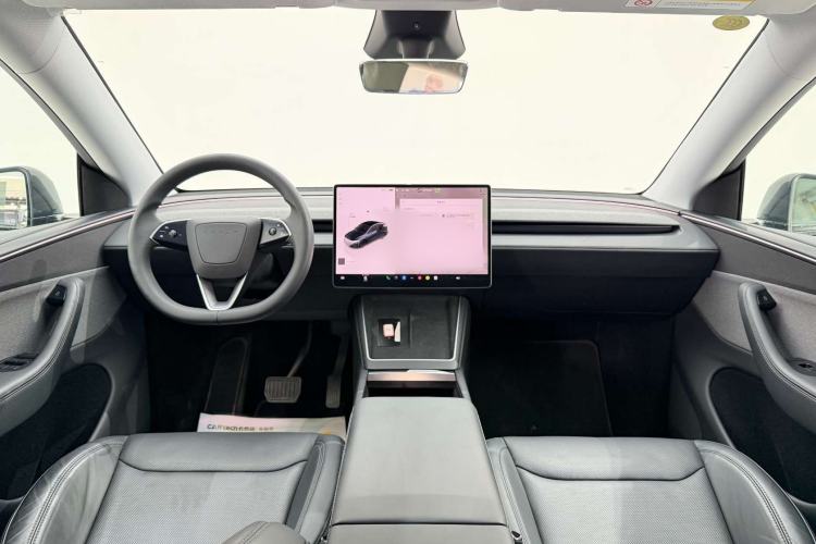 Used Tesla Model Y 2025 Rear-Wheel-Drive Version Interior 3