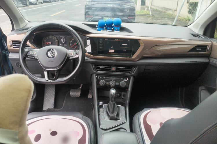 Used Volkswagen Tharu 2019 280TSI Two-Wheel Drive Luxury Version China VI Standard Center Console