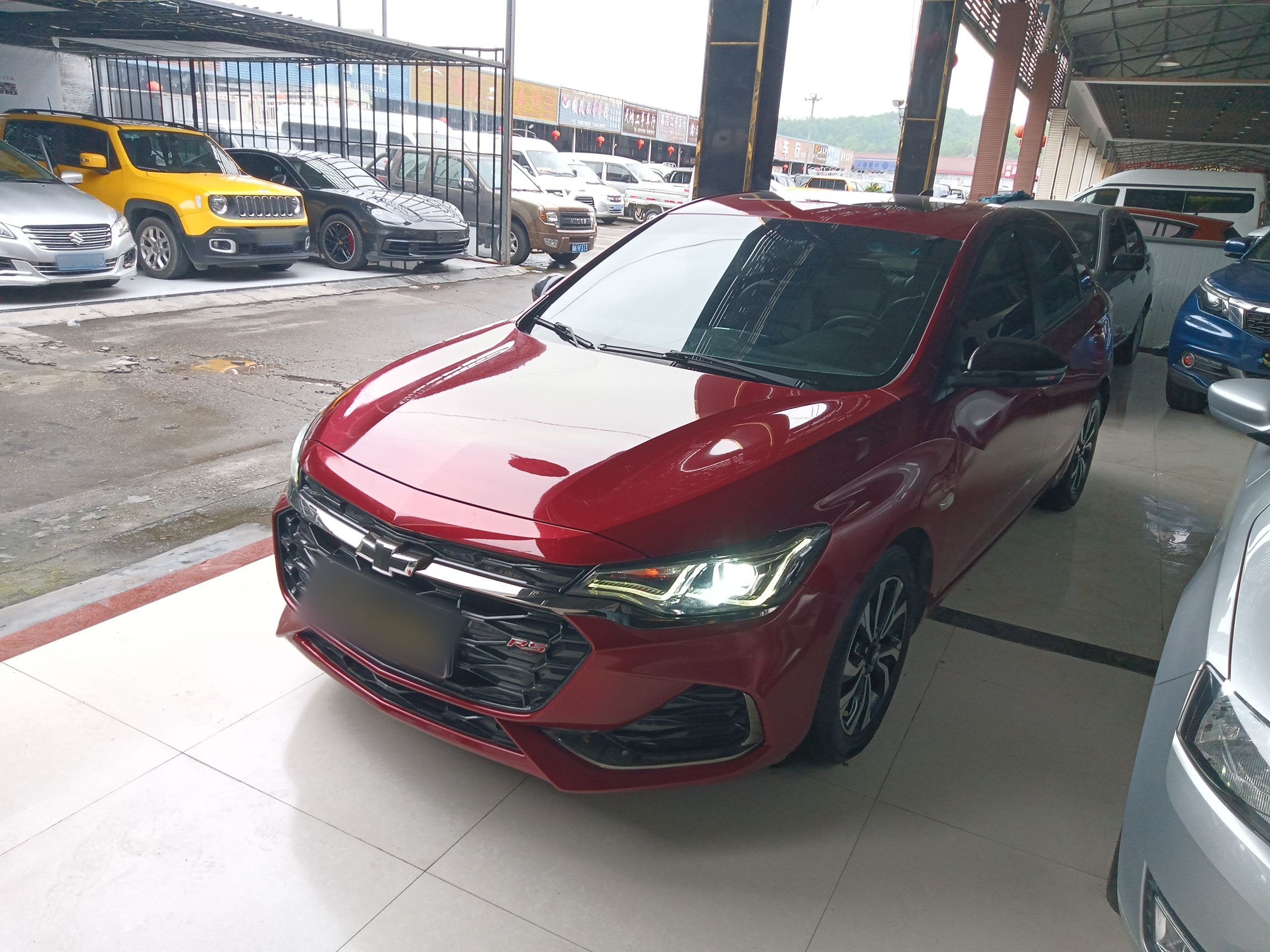 تحت مقدمة السيارة