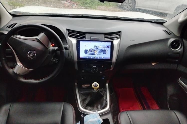 Used Nissan Navara 2017 2.5L Manual 4x4 Luxury Edition QR25 Center Console