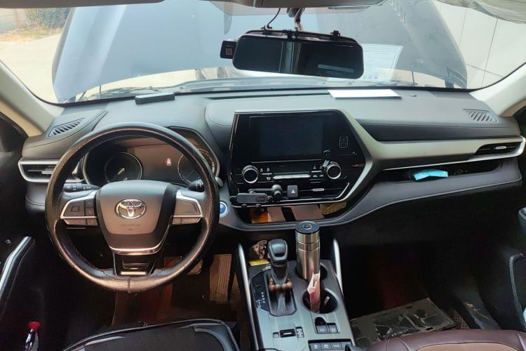 Used Toyota Highlander 2022 Dual-Engine 2.5L 4x4 Elite Edition 7-Seater Center Console