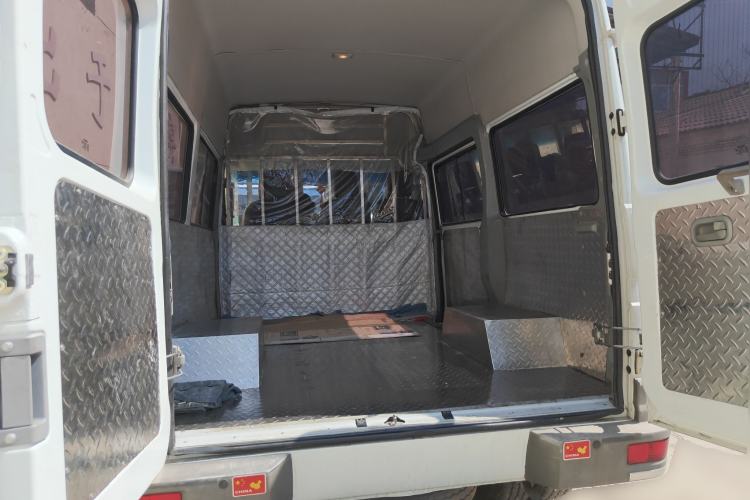 Used Iveco Daily 2021 2.5T A35 M1 Passenger Van 5-9 Seater Short Wheelbase Mid-Roof Design Dual Tires Manual Doors