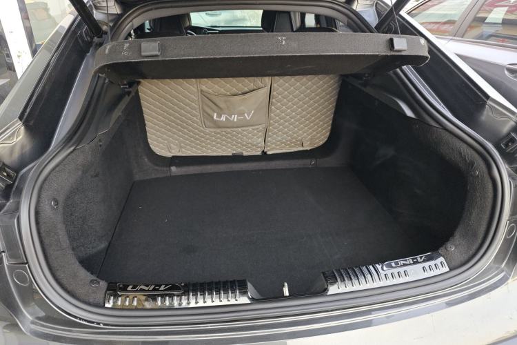 Used Changan UNI-V 2022 1.5T Prestige Version
