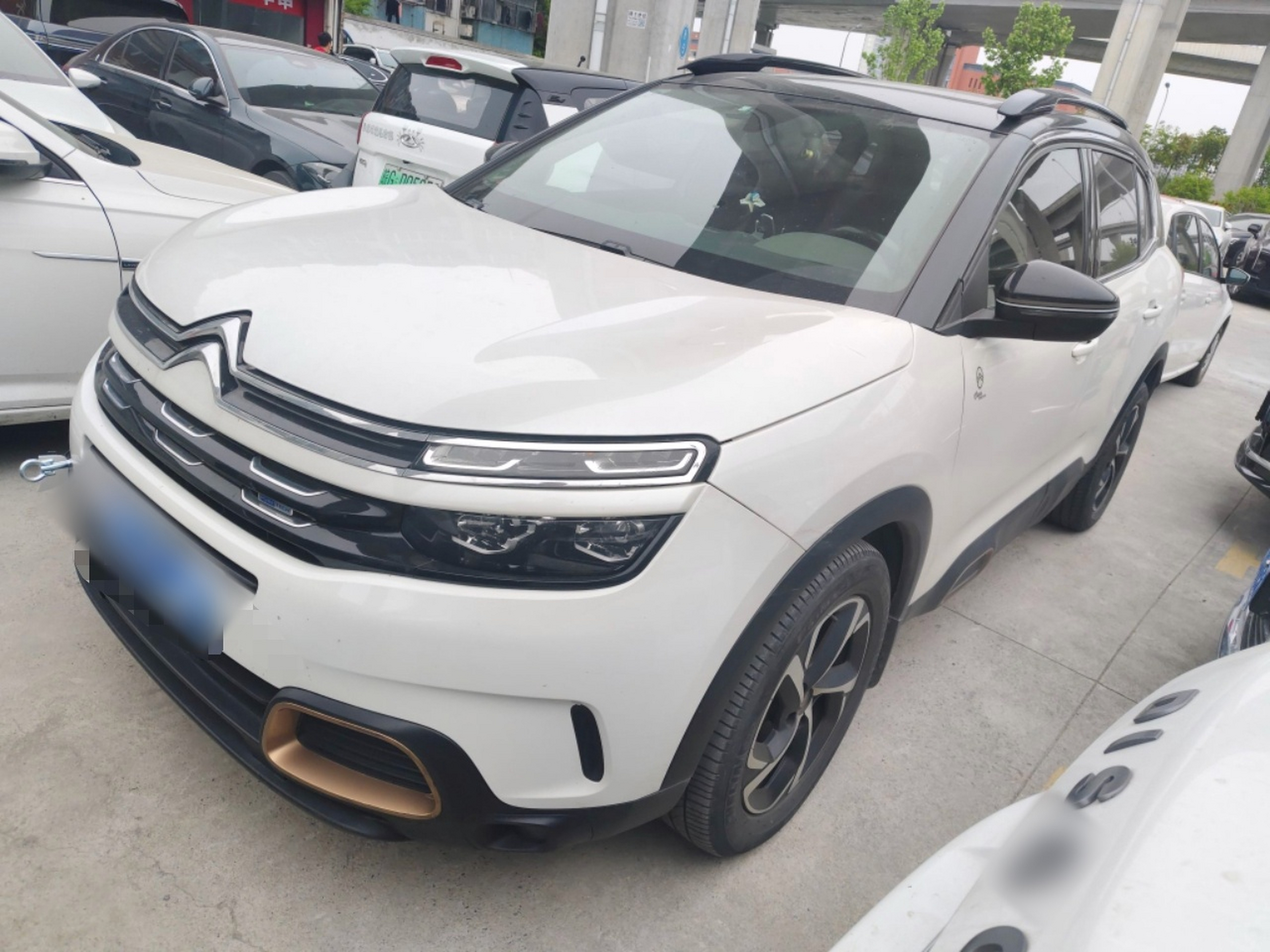 Под передней частью автомобиля