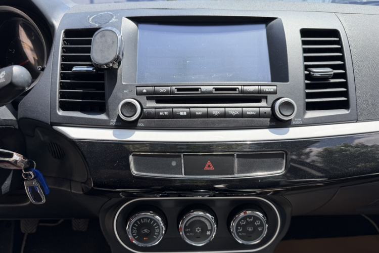 Used Mitsubishi Lancer EX 2016 1.8L Manual Black-and-White Retro Edition Interior 10